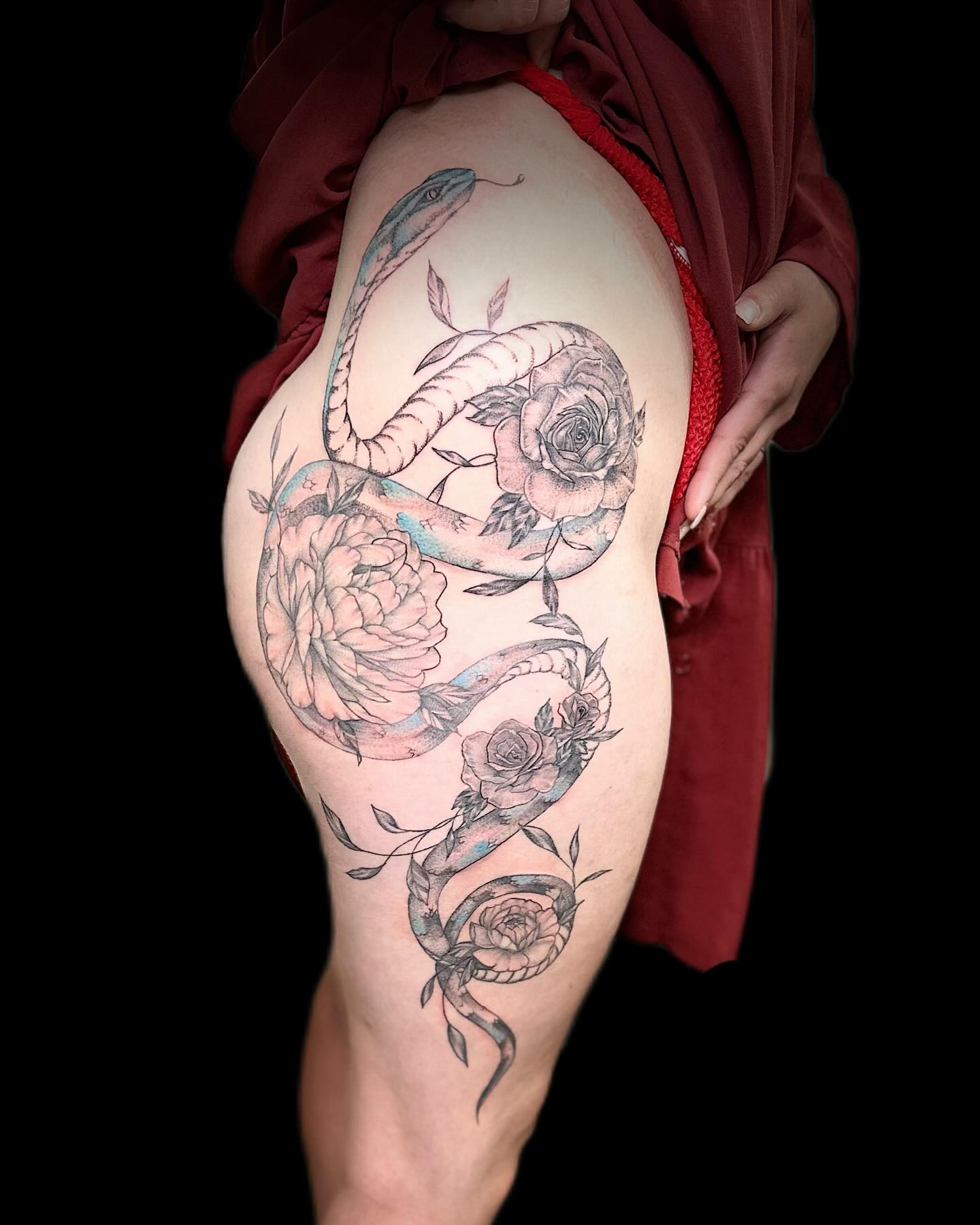 tatouage de serpent avec des fleurs– Inkaat
